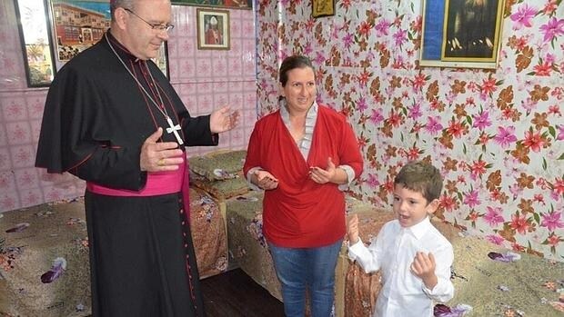 El Nuncio Apostólico en Irak, el español Alberto Ortega, en un centro de refugiados de Bagdad