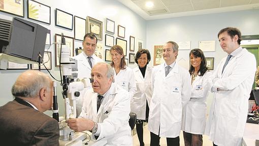 La saga Fernández-Vega de Oviedo, casi al completo. De izquierda a derecha, Luis (director médico del instituto, Javier (cirugía plástica de ojos), Mónica (anestesista), Lucía (estrabismo), Álvaro (retina), Beatriz (retina) y Luis jr. (córnea y cirugía refractiva)