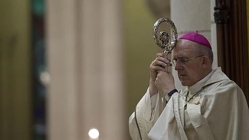 El arzobispo de Madrid, Carlos Osoro, oficia la misa del Corpus Christi