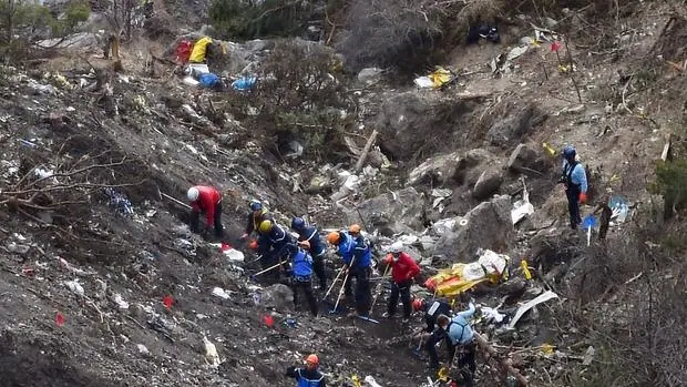 Policías franceses e investigadores trabajan entre los escombros esparcidos del accidente del A320 Germanwings Airbus que se estrelló en los Alpes franceses por encima de la ciudad suroriental de Seyne