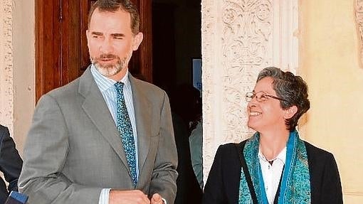 Teresa Valenzuela junto al Rey Felipe VI