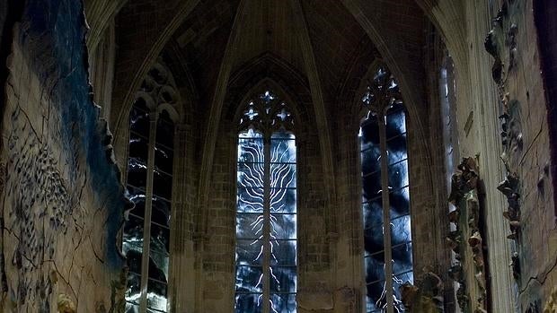 Retablo cerámico creado por el pintor mallorquín Miquel Barceló expuesto en el interior de la capilla del Santísimo de la catedral de Mallorca