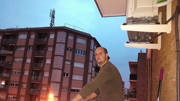 Heribert Llorente vive frente a una antena de telefonía móvil en Cambrils (Tarragona)
