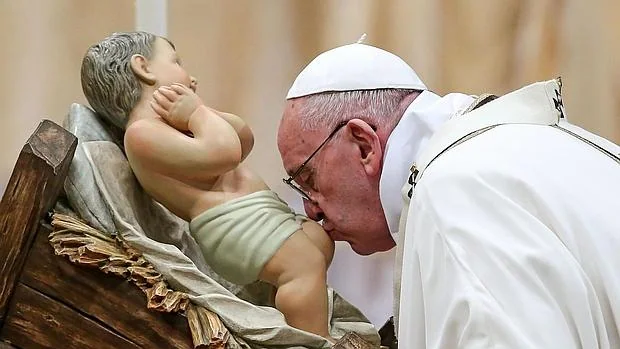 El Papa Francisco besa la figura de un niño Jesús