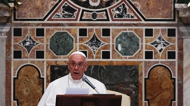 El Papa Francisco ofrece su discurso durante la audiencia privada concedida al cuerpo diplomático en el Vaticano, este 11 de enero