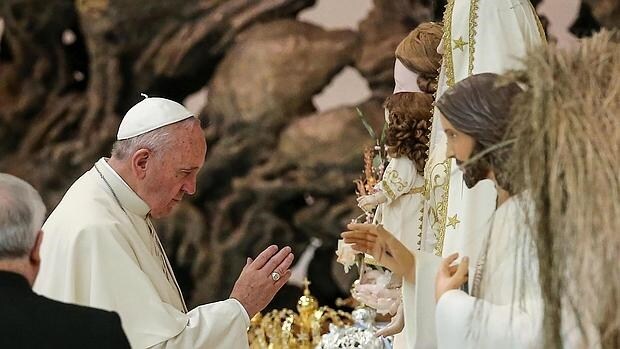 El papa Francisco bendice un pesebre durante la audiencia general de ayer, miércoles