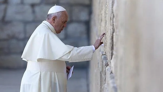 El Papa Francisco reza en el muro de las Lamentaciones, el lugar más sagrado del judaísmo, en Jerusalén (Israel) el 26 de mayo de 2014