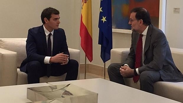 Rajoy transmite a Iglesias y Rivera que el mandato del 20-D es que gobierne él