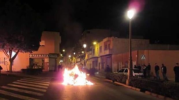 Fuegos incontrolados en el municipio de Roquetas de Mar, en Almería, tras la muerte del hombre de nacionalidad guineana