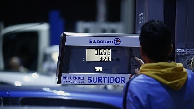 Miles de gasolineras españolas venden el diésel a menos de un euro el litro