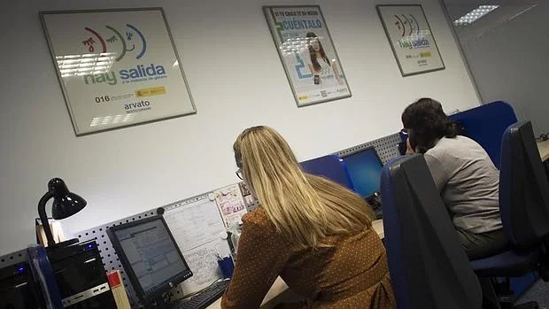 ABC accede a las instalaciones donde un equipo de 28 mujeres trabaja en este servicio telefónico