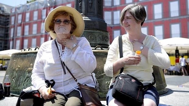 Dos turistas en la plaza Mayor de Madrid en julio de 2015, en plena ola de calor