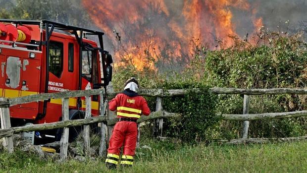 Efectivos de la Unidad Militar de Emergencias sofocan un incendio en Ibera de Arriba, Asturias