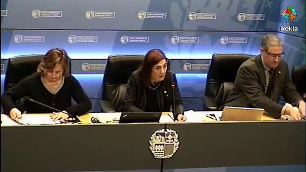 Cristina Uriarte, en el centro, durante la rueda de prensa en Bilbao