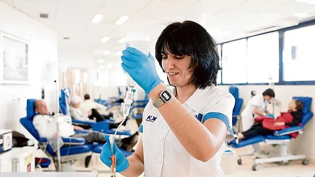 La enfermera Carolina Guinea junto a los pacientes en la sala de quimioterapia del Centro Integral Oncológico Clara Campal de Madrid
