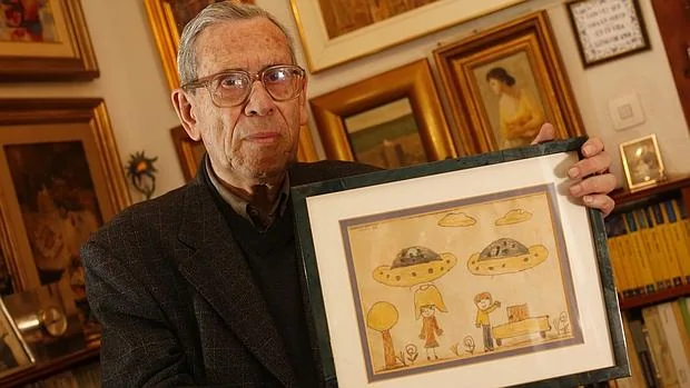 Carlos Murciano muestra un dibujo que realizó una de sus mellizas aquellos años