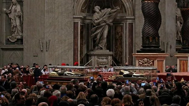 El cuerpo embalsamado del Padre Pío en El Vaticano