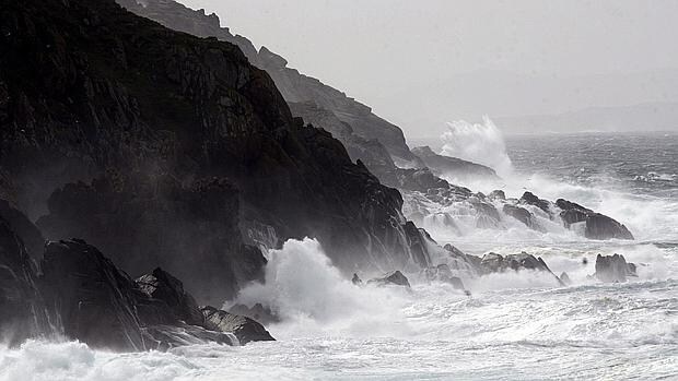 Las olas chocan contra las rocas, este domingo, en la costa de Ferrol