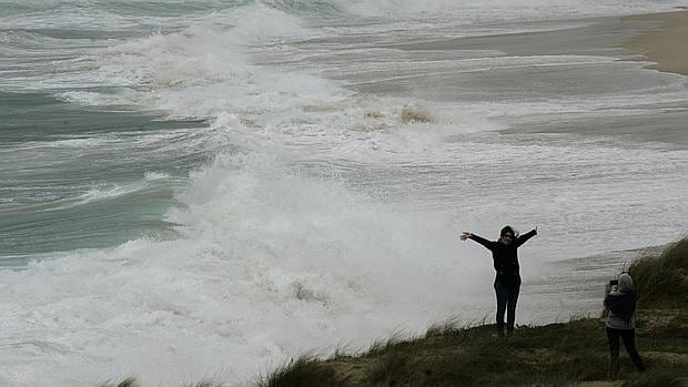 Dos personas se fotografían en la playa de Doniños, en Ferrol