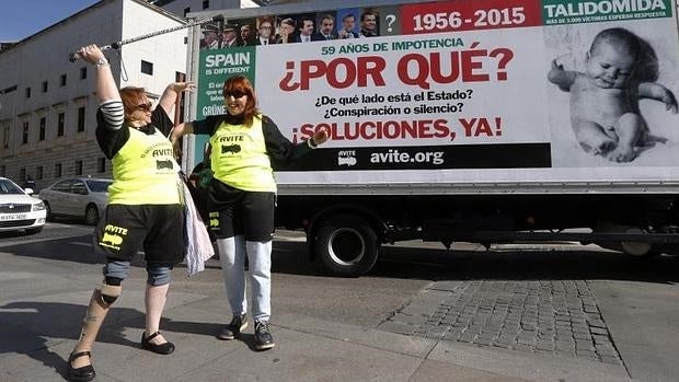 Miembros de Avite durante una acción frente al Congreso en abril de 2015