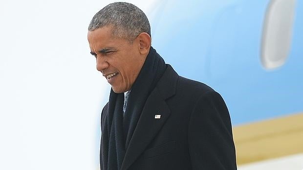 El Presidente de Estados Unidos, Barack Obama, desciende del Air Force One hoy, en Springfield