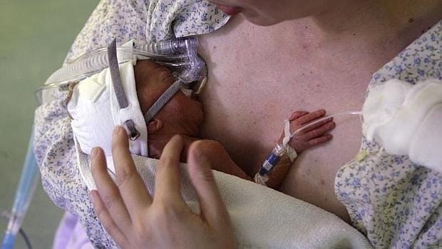 Un niño prematuro recibe el calor de su madre con el «método canguro»
