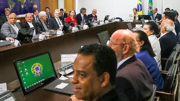 La presidenta brasileña, Dilma Rousseff (d), se reunió este miércoles con los líderes de las principales iglesias cristianas en el país para pedirles que movilicen a los fieles en la campaña contra el mosquito que transmite el virus del Zika