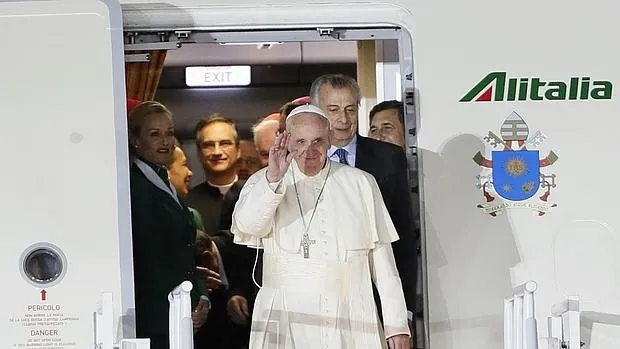El Papa Fancisco, nada más salir del avión