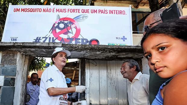 La presidenta de Brasil , durante la visita puerta a puerta de la campaña «zika cero»