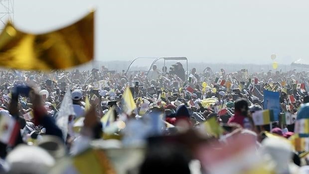 El Papa saludando ayer a la multitud en el municipio de Ecatepec