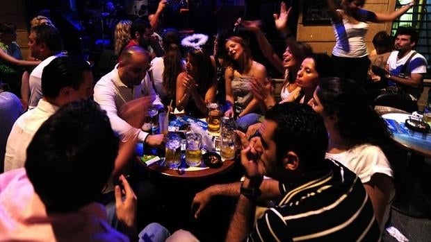 Un grupo de jóvenes en un bar en Estambul