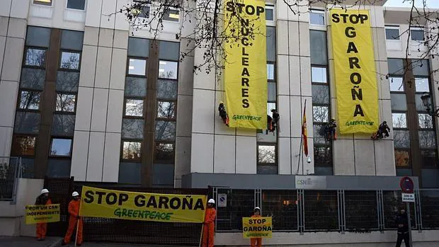 Protesta de Greenpeace en la sede del Consejo de Seguridad Nuclear