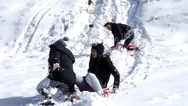 Varios chicos se divierten con la nieve caída en O Cebreiro