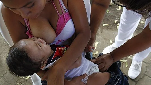 Un niño llora en el momento de ser vacunado, al sur de Managua, México