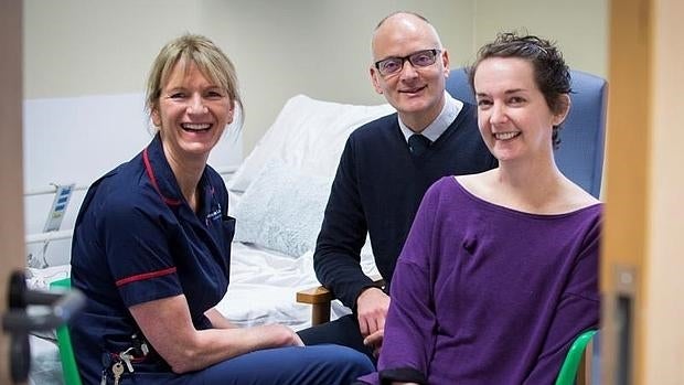 Fotografía facilitada por The Royal Free Hospital en Londres (Reino Unido), el 12 de noviembre de 2015, de la enfermera escocesa Pauline Cafferkey (dcha), enfema de ébola, junto a Breda Athan (izq), enfermera jefe de la unidad de aislamiento del hospital Royal Free, y al doctor Michael Jacobs (c)