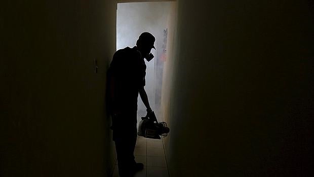 Trabajos de fumigación contra «Aedes aegypti», mosquito transmisor del dengue, zika y chikungunya, en Cuba