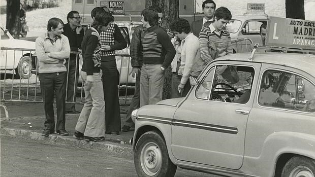 1975: jóvenes esperan su turno para someterse al examen del carné de conducir