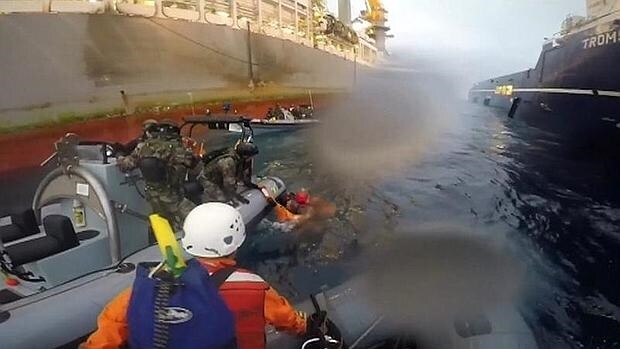 Imagen de vídeo facilitada por Greenpeace del momento en el que efectivos de la Armada rescatan a una activista de esta organización ecologista que cayó al agua en el archipiélago de Canarias durante las protestas contra las prospecciones petrolíferas en la zona. (15/11/14)