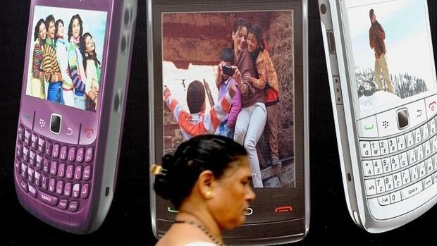 En algunos pueblos indios, las adolescentes y mujeres solteras no pueden usar móviles
