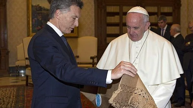 «Busca lo que une, supera lo que divide», la medalla que el Papa ha regalado al presidente de Argentina