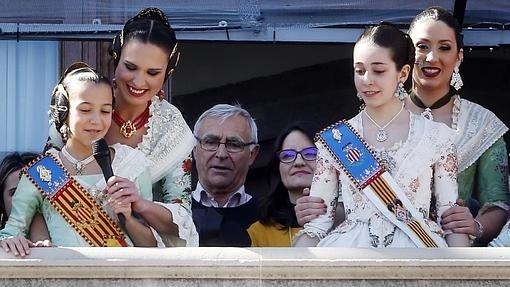 La vicepresidenta de la Generalitat, Mónica Oltra (detrás), y el alcalde de Valencia, Joan Ribó (detrás i), asisten a la primera Mascletá oficial de las Fallas 2016 que se ha disparado hoy en la plaza del Ayuntamiento