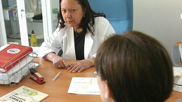 Una médico pasando consulta en el centro de salud de Juan XXIII