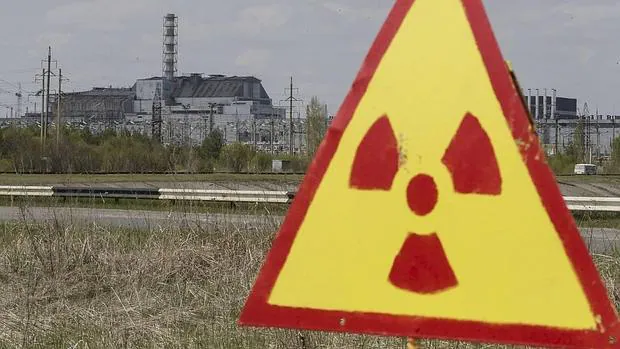 Una señal advierte contra el peligro nuclear cerca de la central de Chernobyl