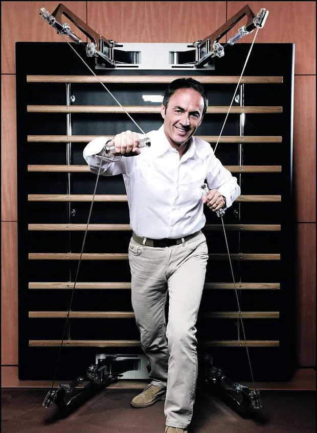 Nerio Alessandri haciendo ejercicio con el aparato Kinesis, una de sus invenciones