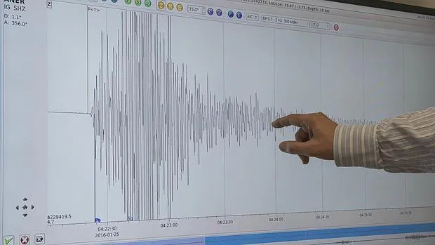 El director del Instituto Andaluz de Geofísica de Granada, José Morales, señala la gráfica que dejó el terremoto con epicentro en el Mar de Alborán de 6,3 grados