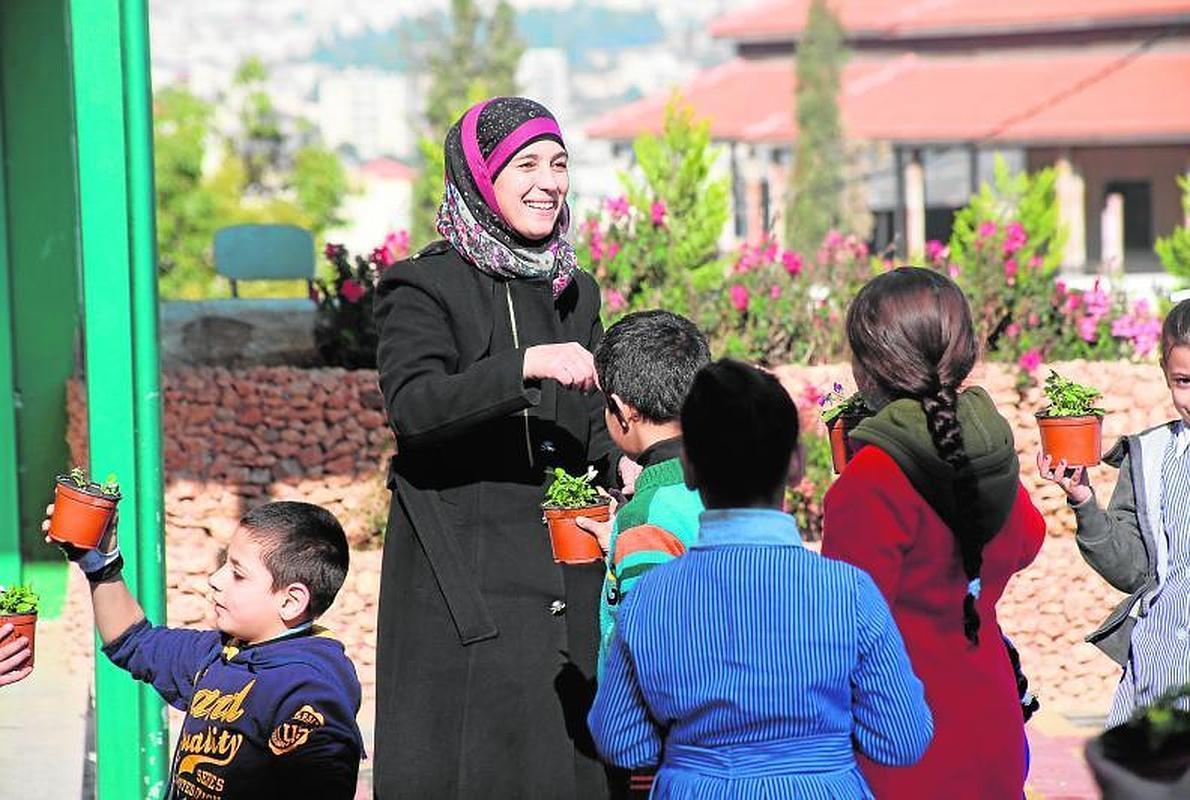 Hanan Al Hroub, con sus alumnos