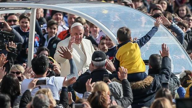 El papa Francisco saluda los feligreses desde papamóvil a su llegada a la audiencia general de los miércoles celebrada hoy, 16 de marzo de 2016, en la Plaza de San Pedro del Vaticano, en la Ciudad del Vaticano