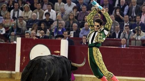 El diestro Juan José Padilla banderillea a un toro en Zaragoza, en una imagen de archivo