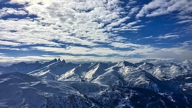 Montañas cubiertas de nieve en Valmeinier en la región de Rhone (Alpes)