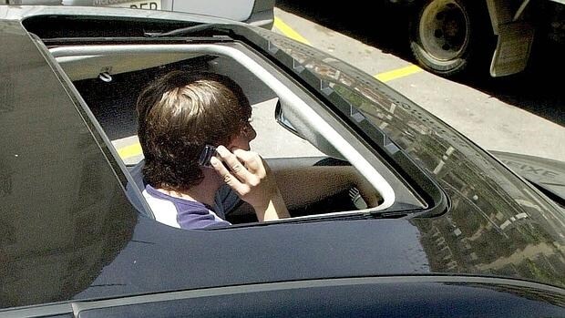 Las distracciones, como el móvil, han de evitarse para no incrementar también el estrés al volante
